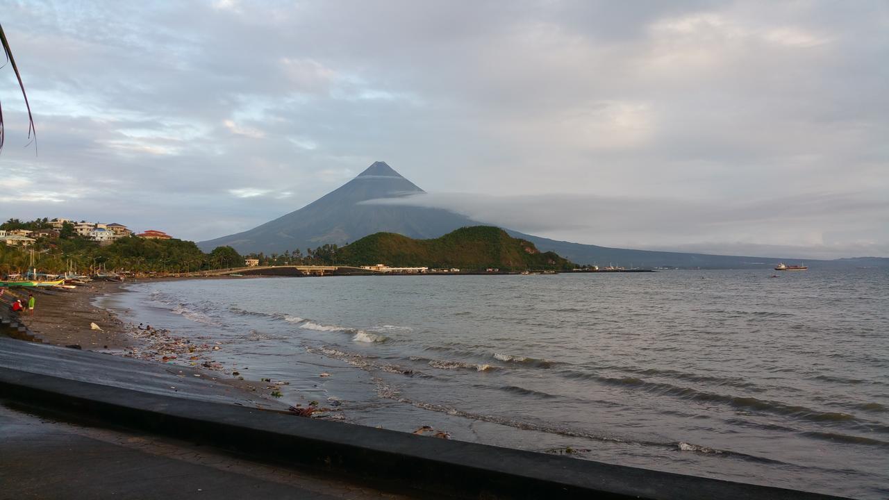 Third & Sean'S Place Legazpi Bagian luar foto
